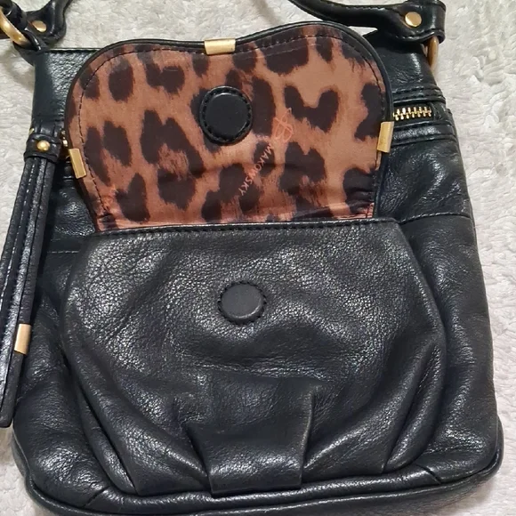 B. Makowsky Black Leather Crossbody Bag with Gold Details - Picture 4 of 8